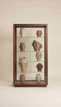 Vitrine aus Nussbaum und Glas